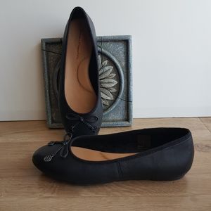 Hush Puppies black leather flats
